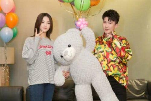 为了吃瓜他进娱乐圈